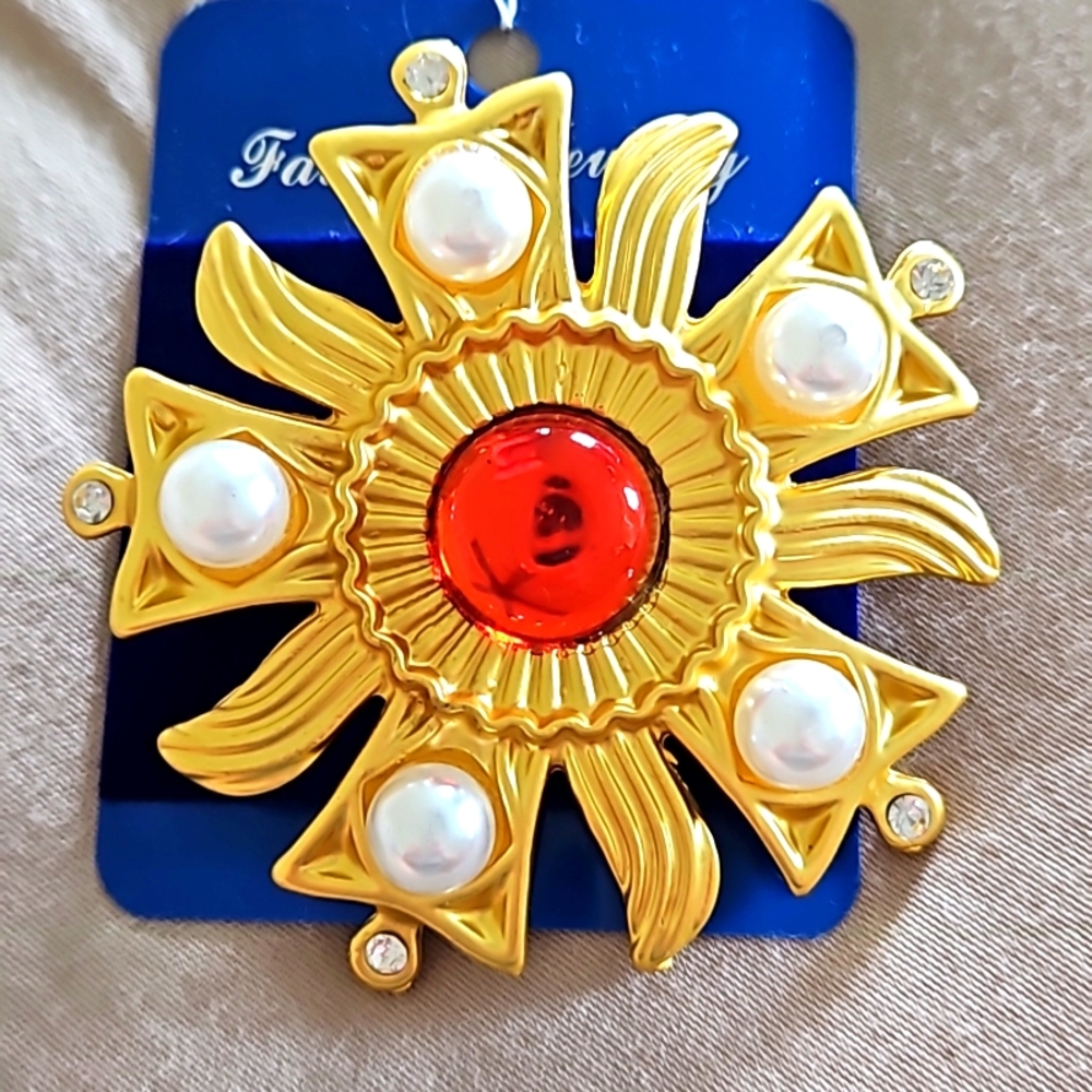 Fashion brooch